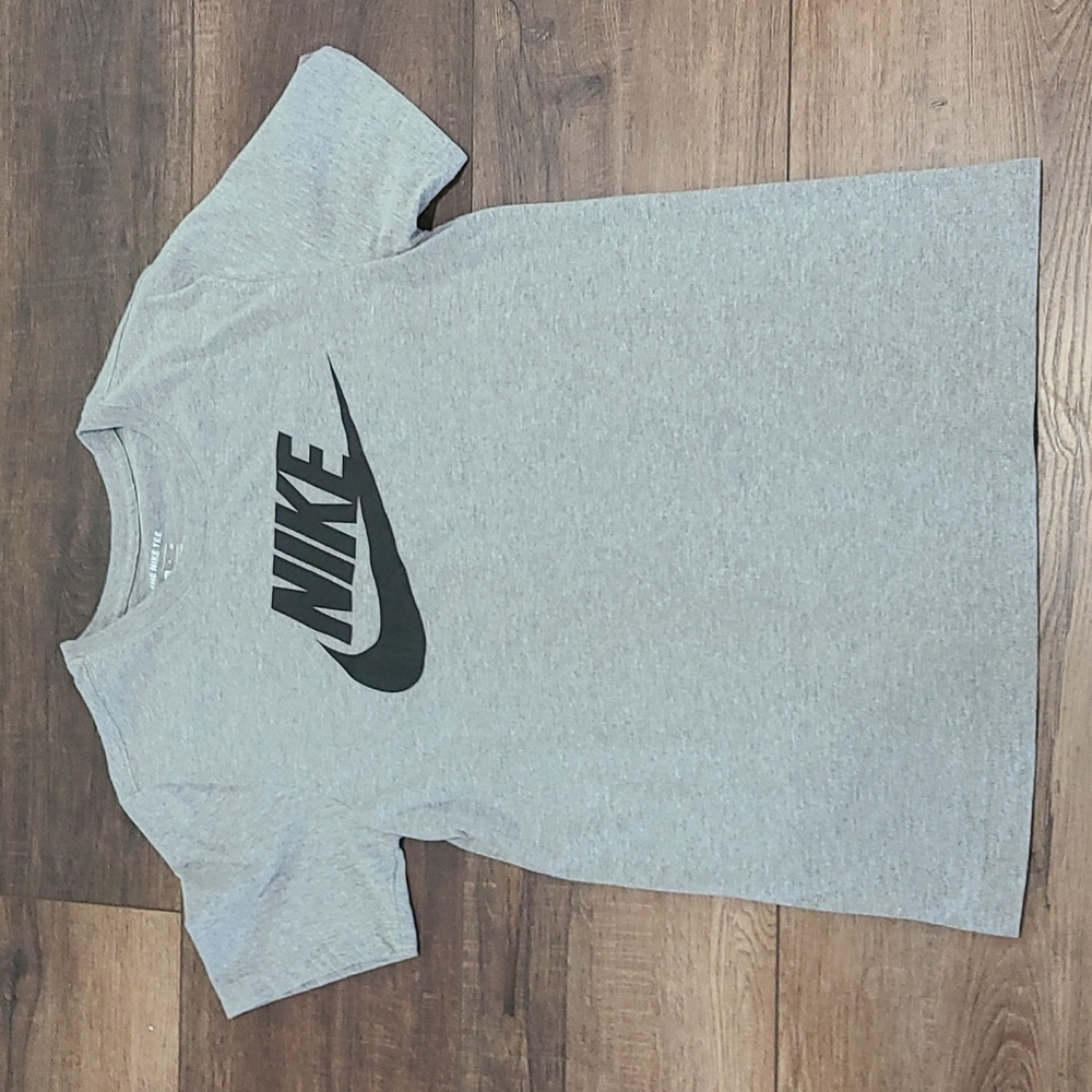 Nike men's tee
